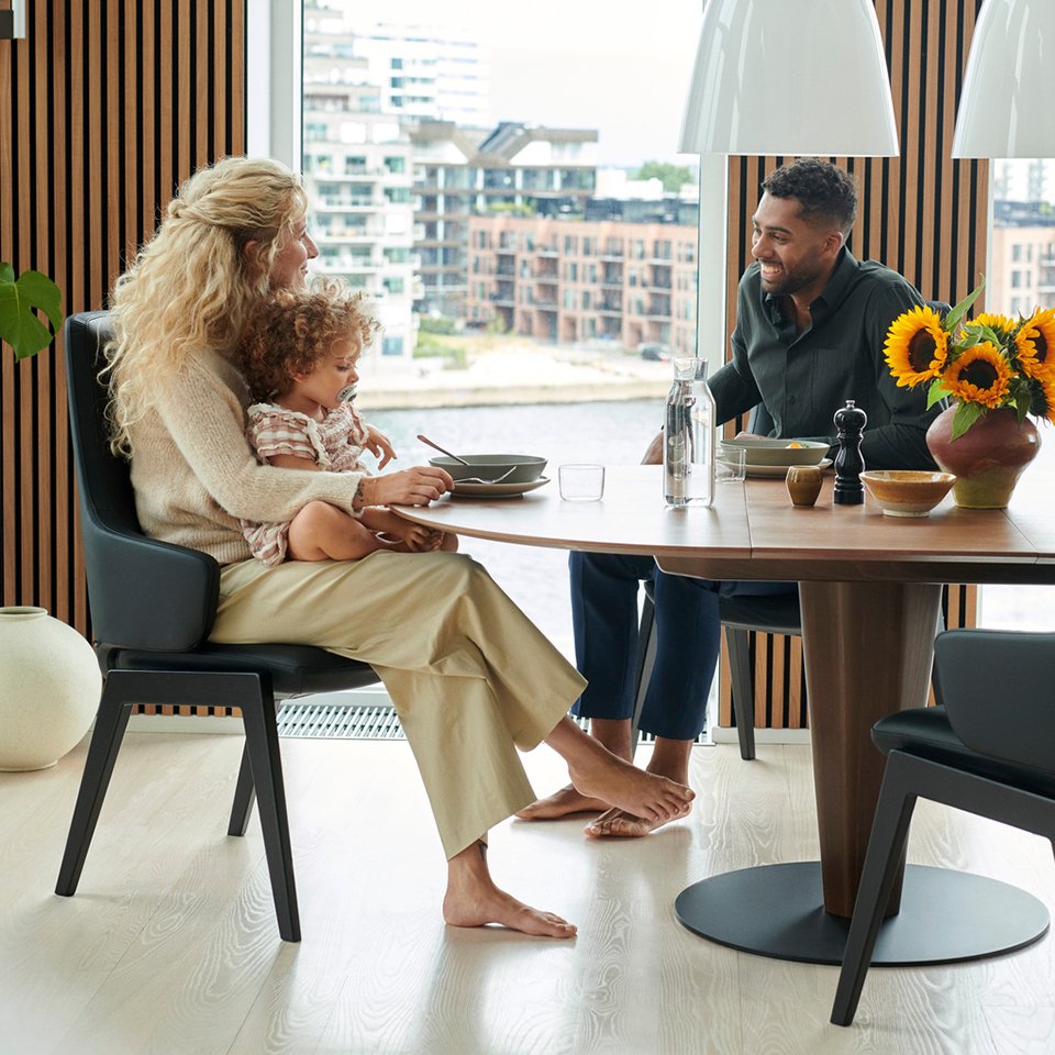 Family around a table with Stressless dining chairs